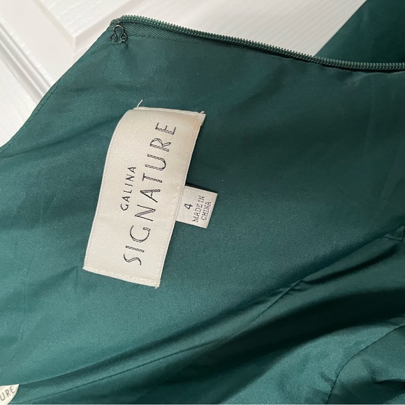 Elegant Green Evening Gown - Picture 5 of 6